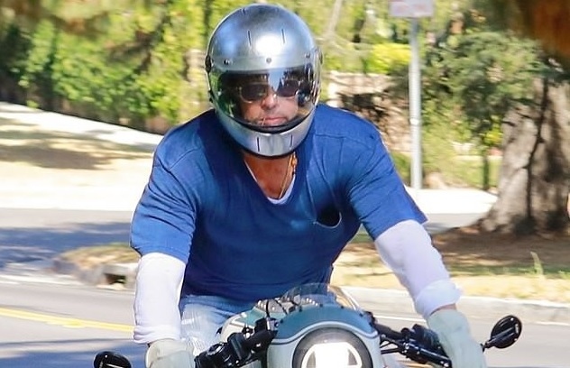 Brad Pitt đội mũ bảo hiểm, lái xe mô tô cực ngầu đến thăm nhà vợ cũ