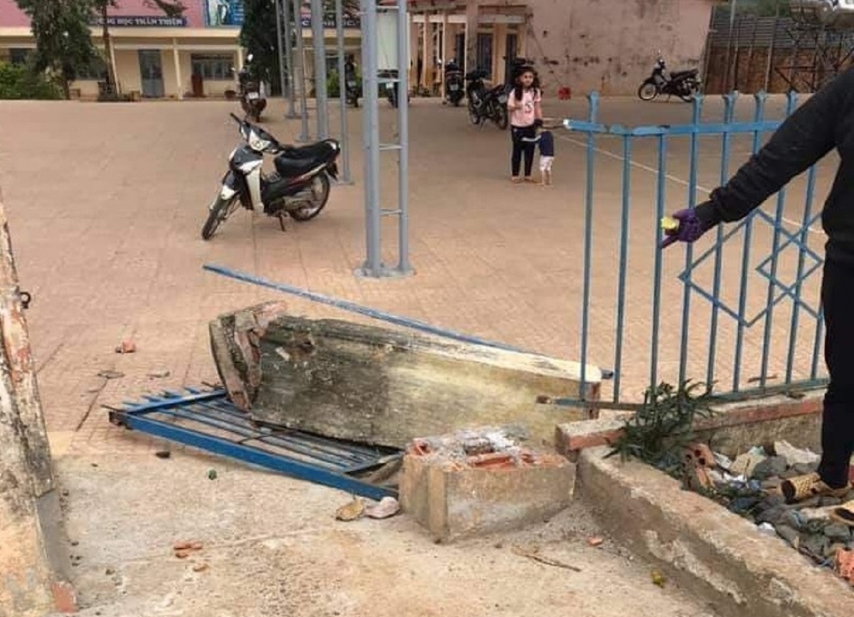 Cổng trường đổ sập khiến một học sinh thiệt mạng