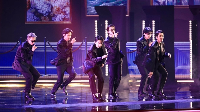 BTS hoá điệp viên James Bond lịch lãm, quyến rũ trên sân khấu Grammy