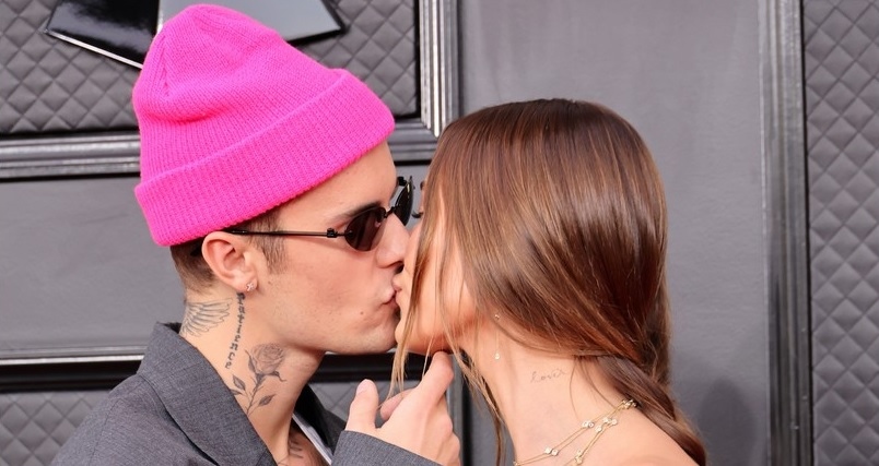 Justin Bieber đội mũ len hồng, ngọt ngào "khóa môi" vợ tại Lễ trao giải Grammy 2022
