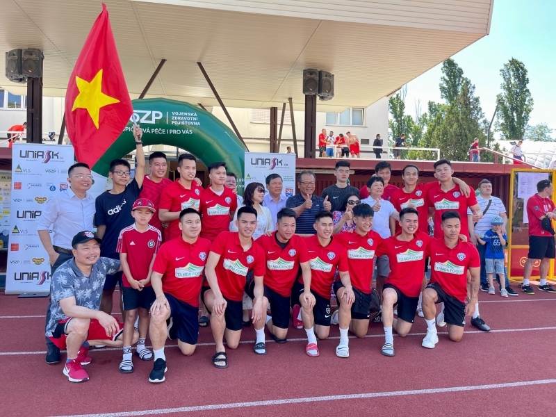 Đội bóng cộng đồng nguời Việt giành ngôi vô địch Giải bóng đá Thượng viện Séc