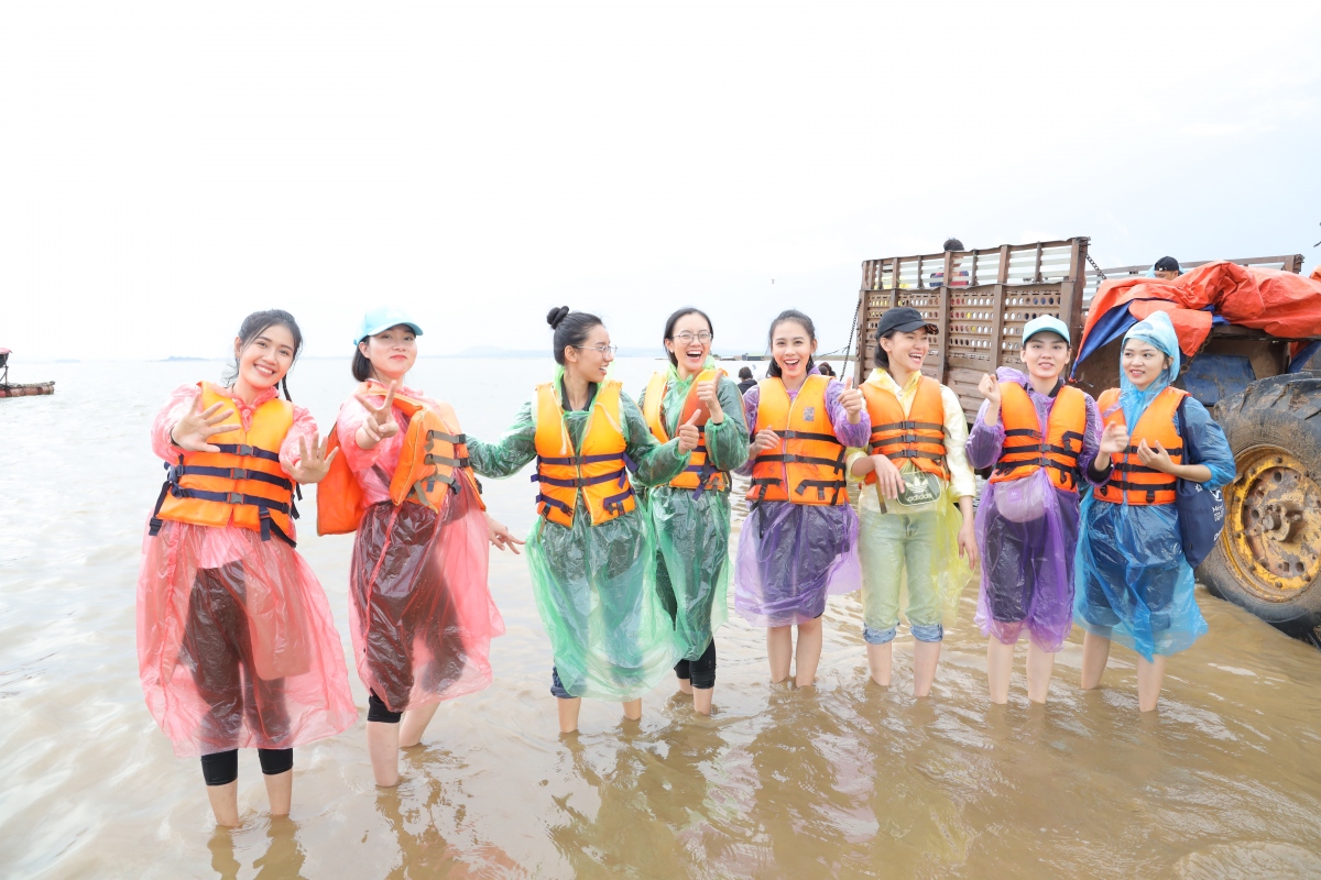 Người đẹp nhân ái Miss World Vietnam 2022 vượt sông đến với lớp học tình thương