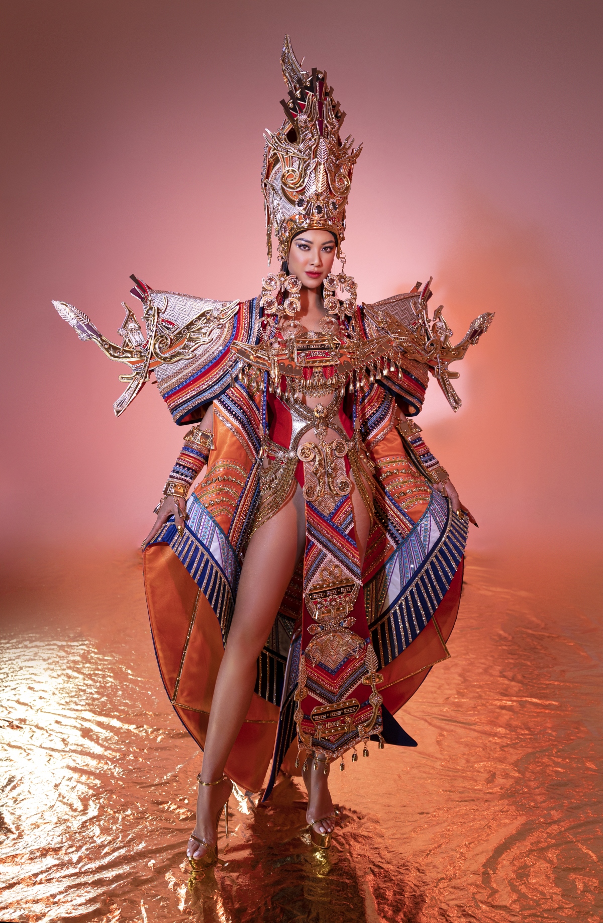Trang phục dân tộc của Á hậu Kim Duyên tại Miss Supranational 2022 nặng 30kg