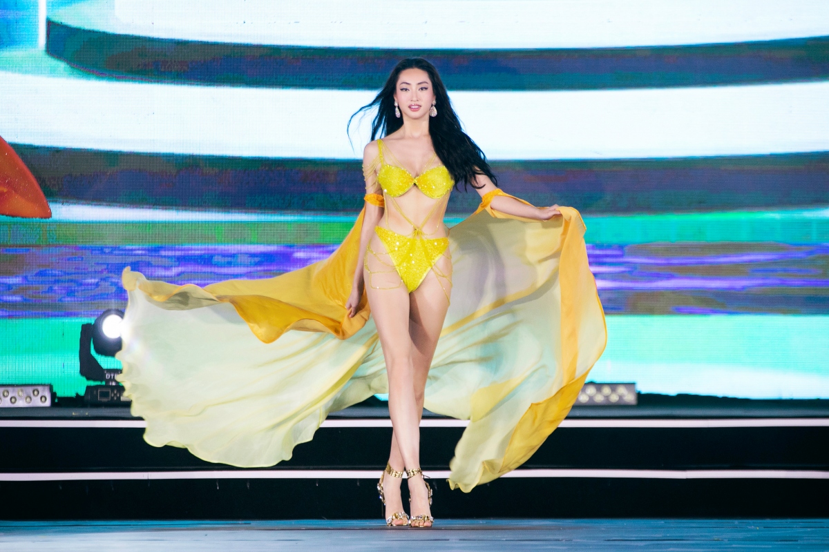 Lương Thùy Linh trình diễn bikini cùng thí sinh Hoa hậu Thế giới Việt Nam 2022