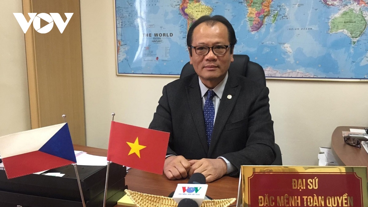 ĐSQ Việt Nam tại Séc giải quyết vướng mắc liên quan đến mẫu hộ chiếu mới