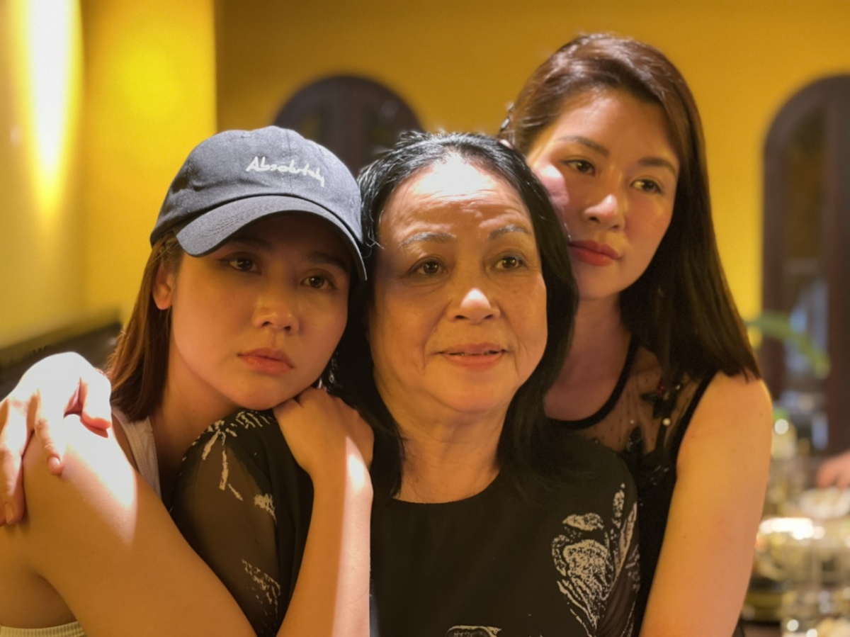 Phan Minh Huyền rưng rưng, cùng gia đình "Thương ngày nắng về" xem tập kết phim