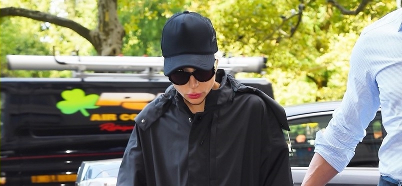 Lady Gaga gầy gò xuống phố