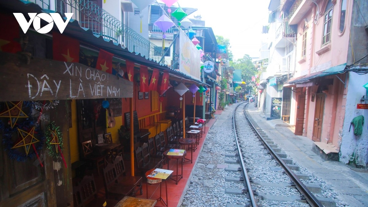 Dẹp phố "cà phê đường tàu" ở Hà Nội: Người ủng hộ, người tiếc nuối