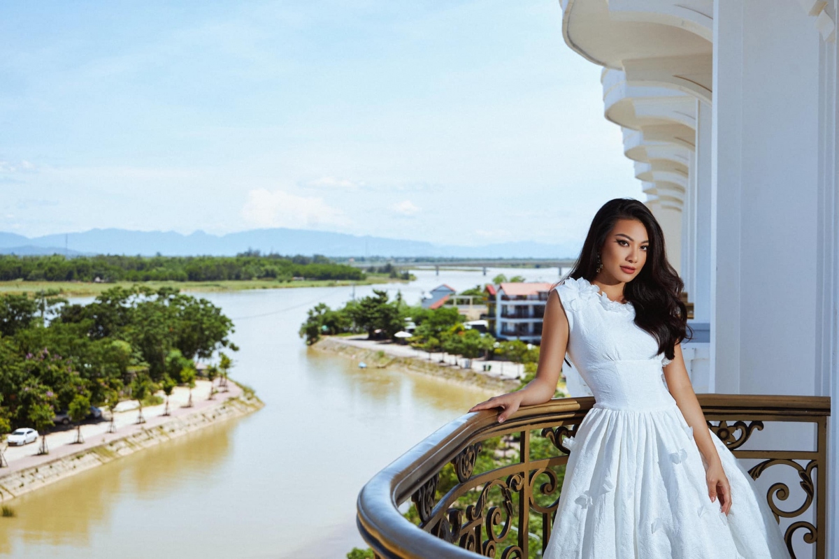 Á hậu Kim Duyên hóa nàng thơ ngọt ngào với sắc trắng bên ban công nhà