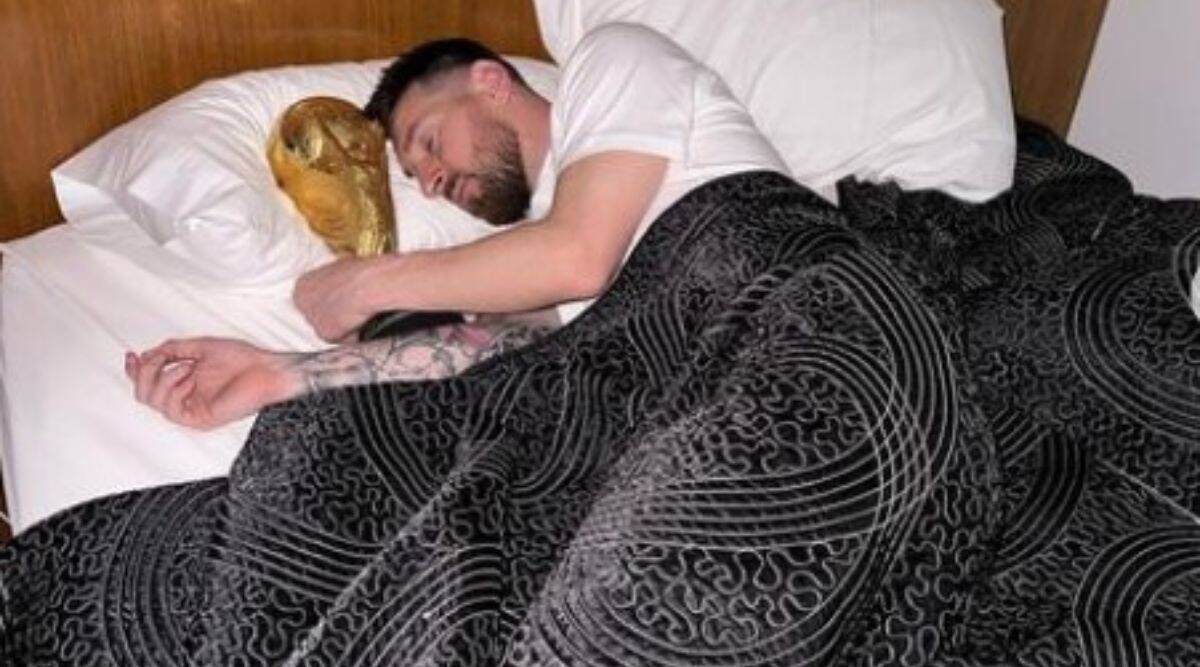 Messi gây “bão mạng” khi ôm cúp vàng World Cup đi ngủ