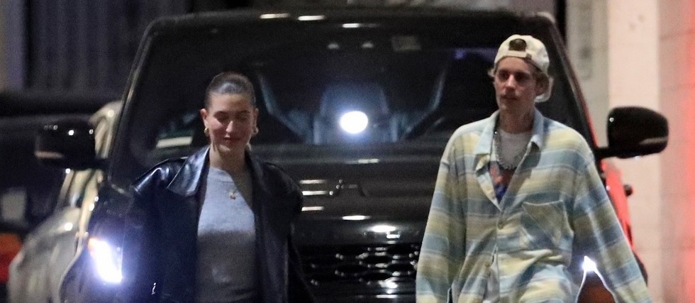Justin Bieber mặc đồ luộm thuộm đi ăn tối cùng vợ