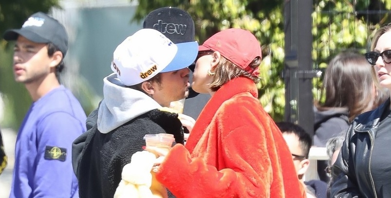 Vợ chồng Justin Bieber - Hailey Baldwin hôn nhau lãng mạn trên phố