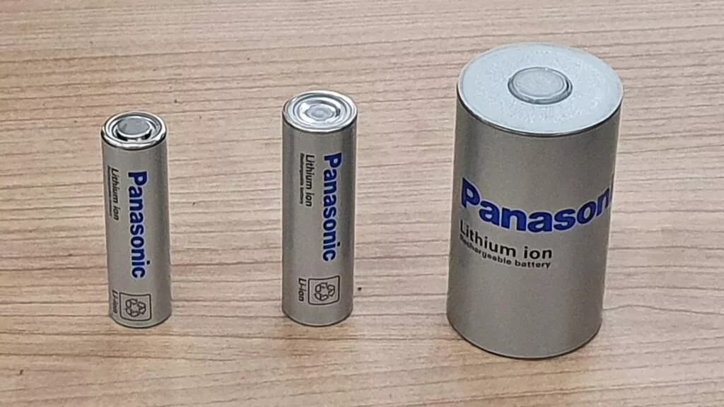 BMW và Stellantis đàm phán với Panasonic về các nhà máy pin mới