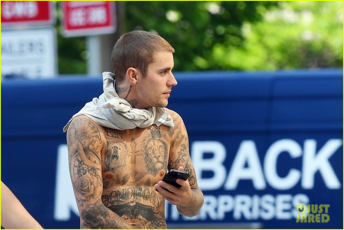 Justin Bieber cởi áo, khoe loạt hình xăm "khủng" khi đi chơi cùng vợ