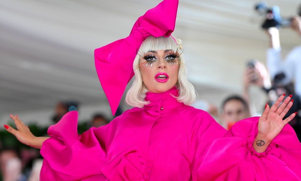 Lady Gaga bị chỉ trích tham tiền khi quảng cáo thuốc đau nửa đầu
