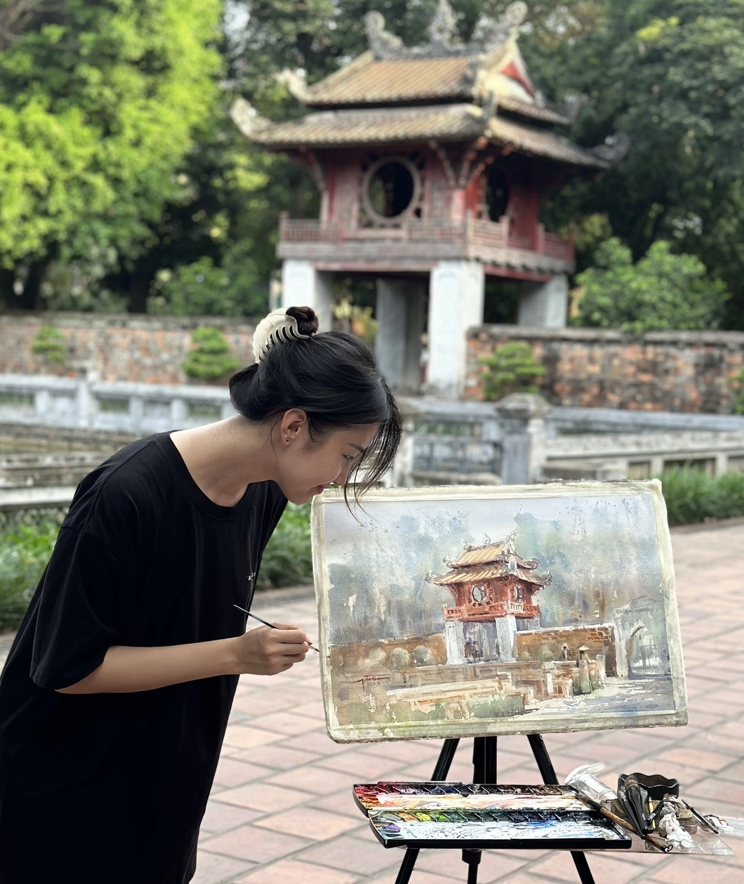 Họa sĩ Phan Anh Thư vẽ tranh xây trường nội trú cho trẻ em vùng núi Tây Nguyên