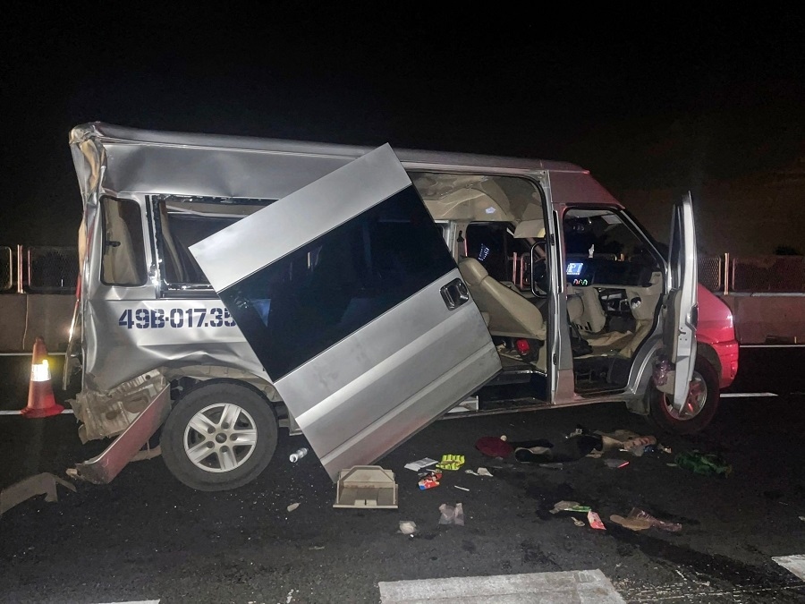 Ô tô tông nhau trên cao tốc Vĩnh Hảo-Phan Thiết, 6 người bị thương