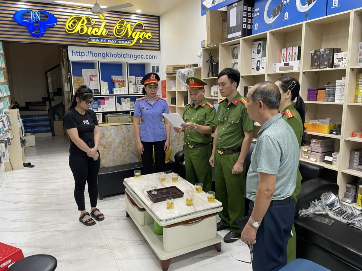 Thanh Hoá: Đồng loạt khám xét 6 cửa hàng linh kiện điện thoại "Bích Ngọc"