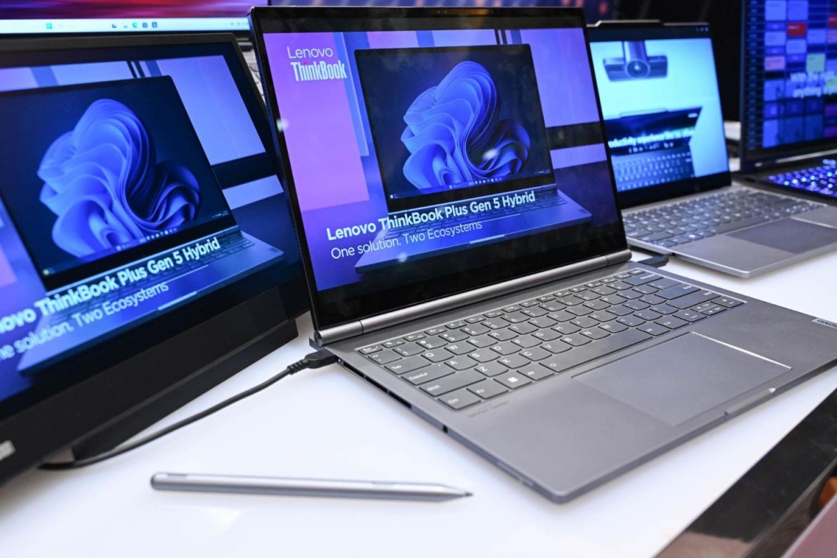 Lenovo công bố laptop lai độc lạ chạy hệ điều hành kép tại CES 2024