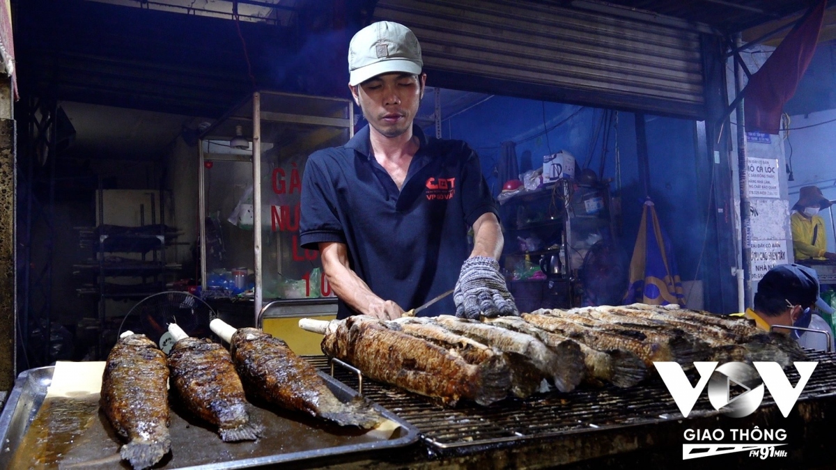 Xuyên đêm nướng hơn 5.000 con cá lóc cho ngày Vía Thần tài