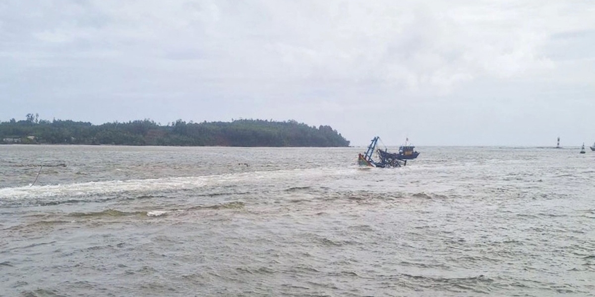Tàu cá Quảng Ngãi chìm ở Hoàng Sa, 4 ngư dân được cứu an toàn