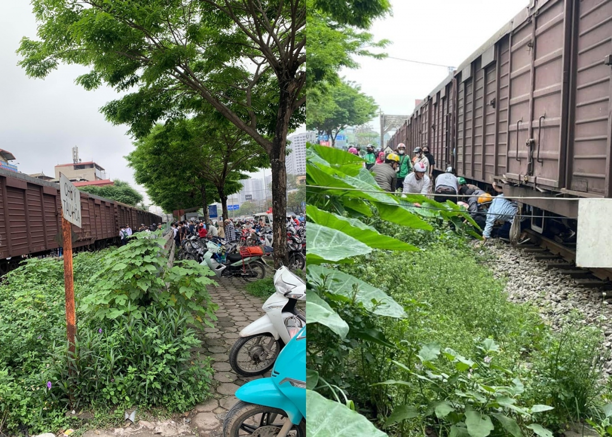 Xe máy nát bét sau khi va chạm với tàu hỏa ở Thanh Trì, Hà Nội