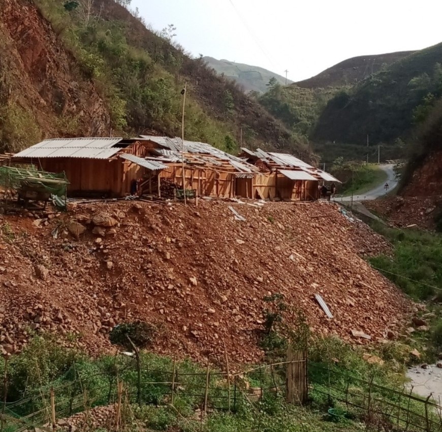 Mưa lốc làm nhiều nhà dân ở Sốp Cộp, Sơn La bị tốc mái
