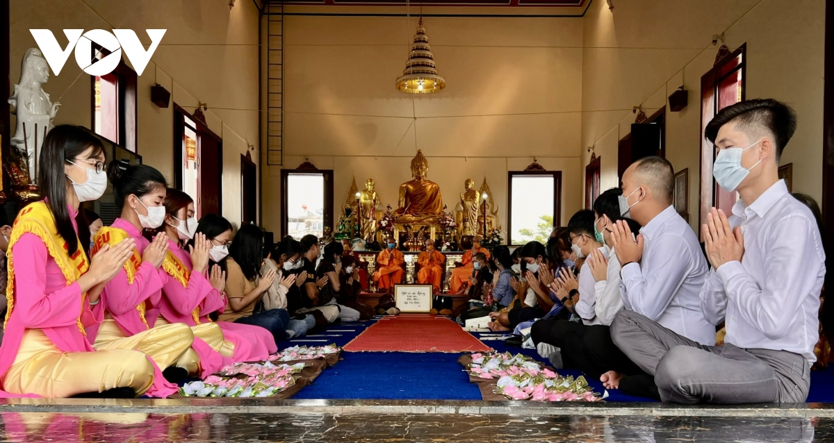 “Bông hồng cài áo” - Lễ Vu Lan báo hiếu của cộng đồng người Việt ở Thái Lan
