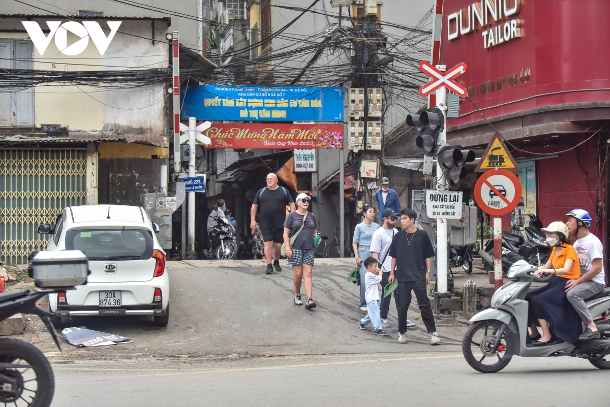 Vì sao du khách nước ngoài vẫn đổ xô đến cà phê đường tàu ở Hà Nội?