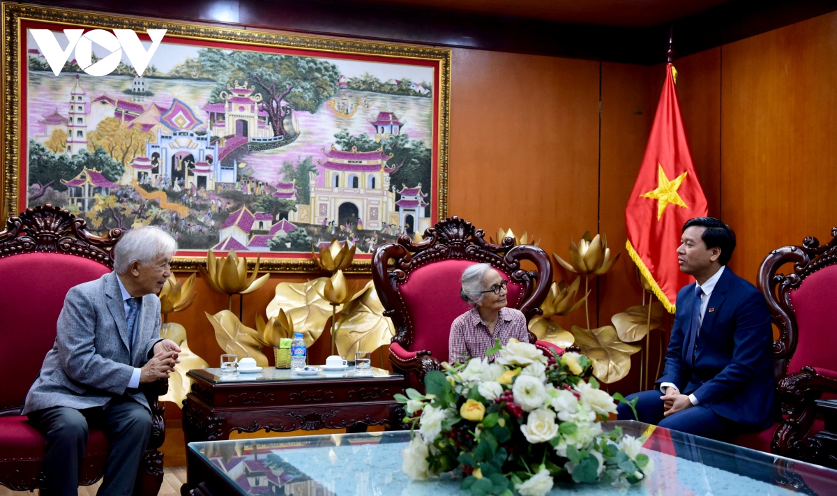 Vợ chồng Giáo sư Trần Thanh Vân thăm VOV