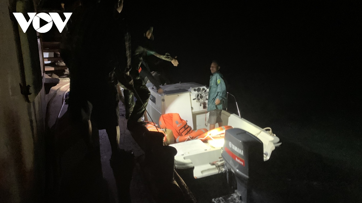 Cứu thành công 4 ngư dân gặp nạn ở khu vực đảo Cô Tô