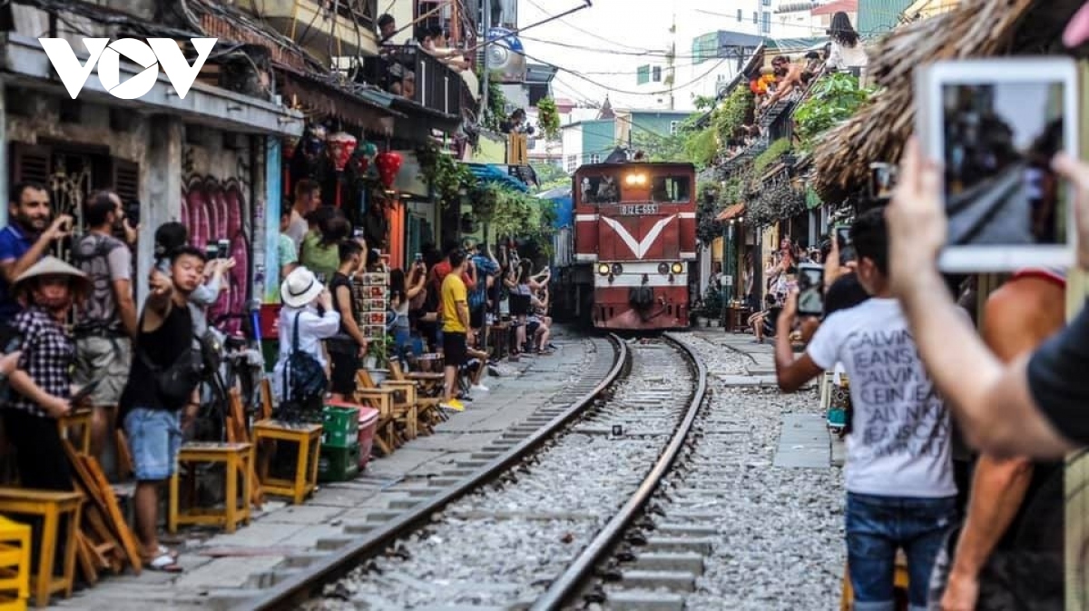 Công ty đường sắt đề nghị giải tỏa tụ điểm cà phê đường tàu Hà Nội